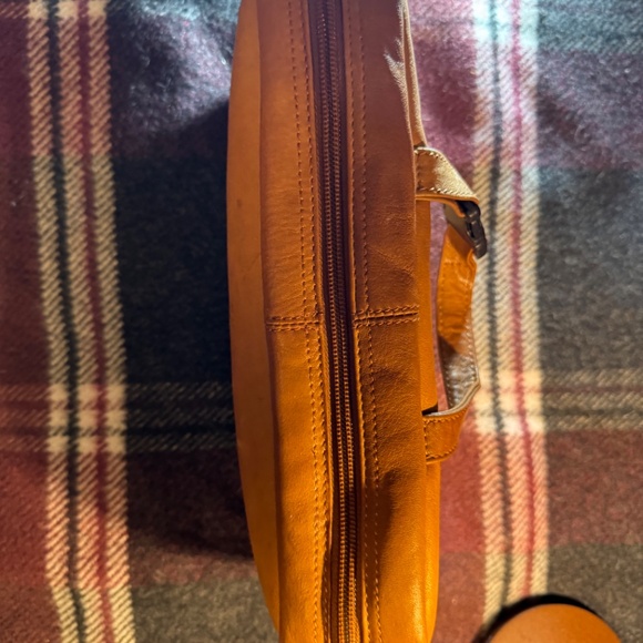 REDHEAD Men’s Soft Zip-around Caramel Colored Leather Toiletry Bag - Pre-owned - Picture 3 of 15